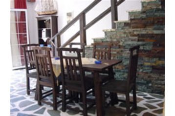 Grecia Chata Paramonas, Exterior